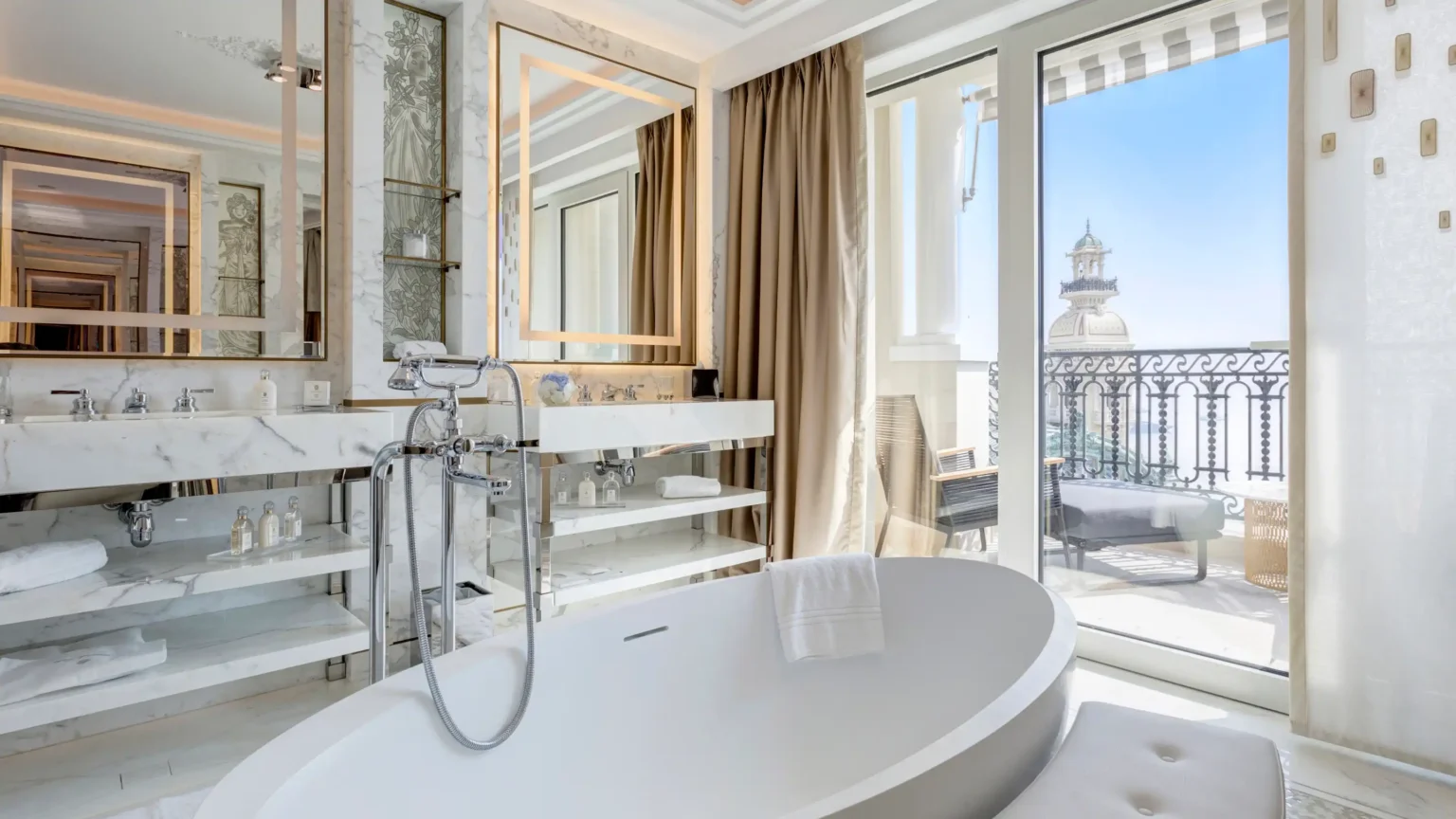 biała i jasna łazienka w tle okno z widokiem na morze