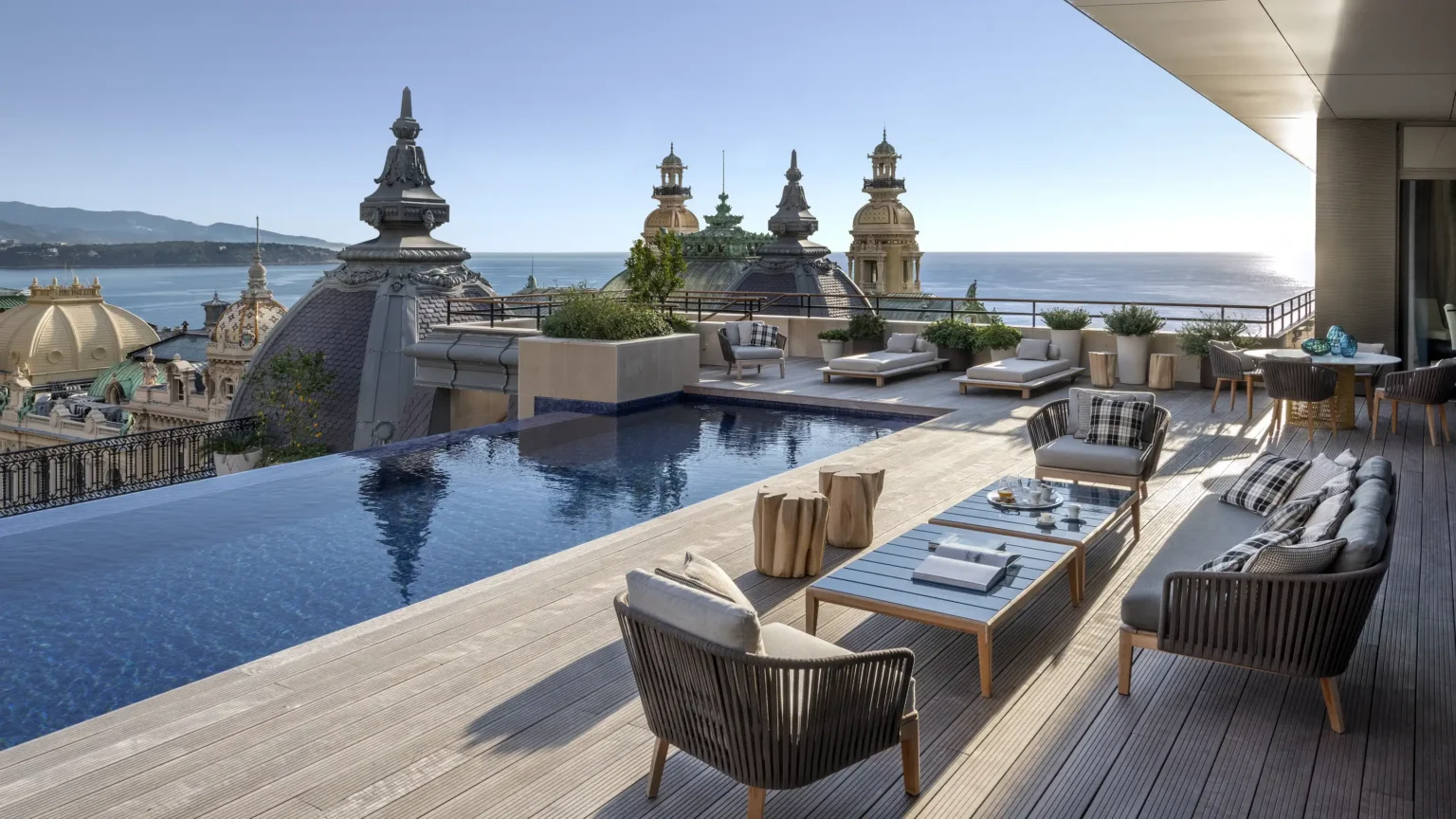 Widok na tarasie, w tle budowle architektoniczne i widok na morze