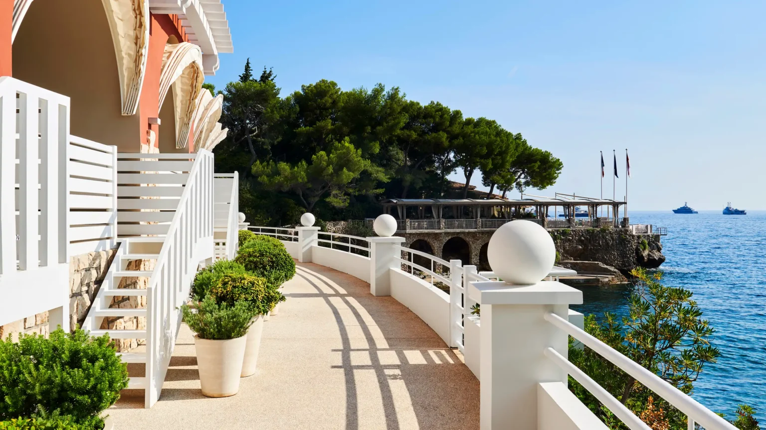 ścieżka wzdłuż tarasu widokowego nad morzem