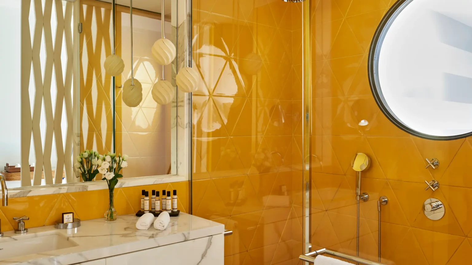 łazienka z płytkami w żółtym kolorze