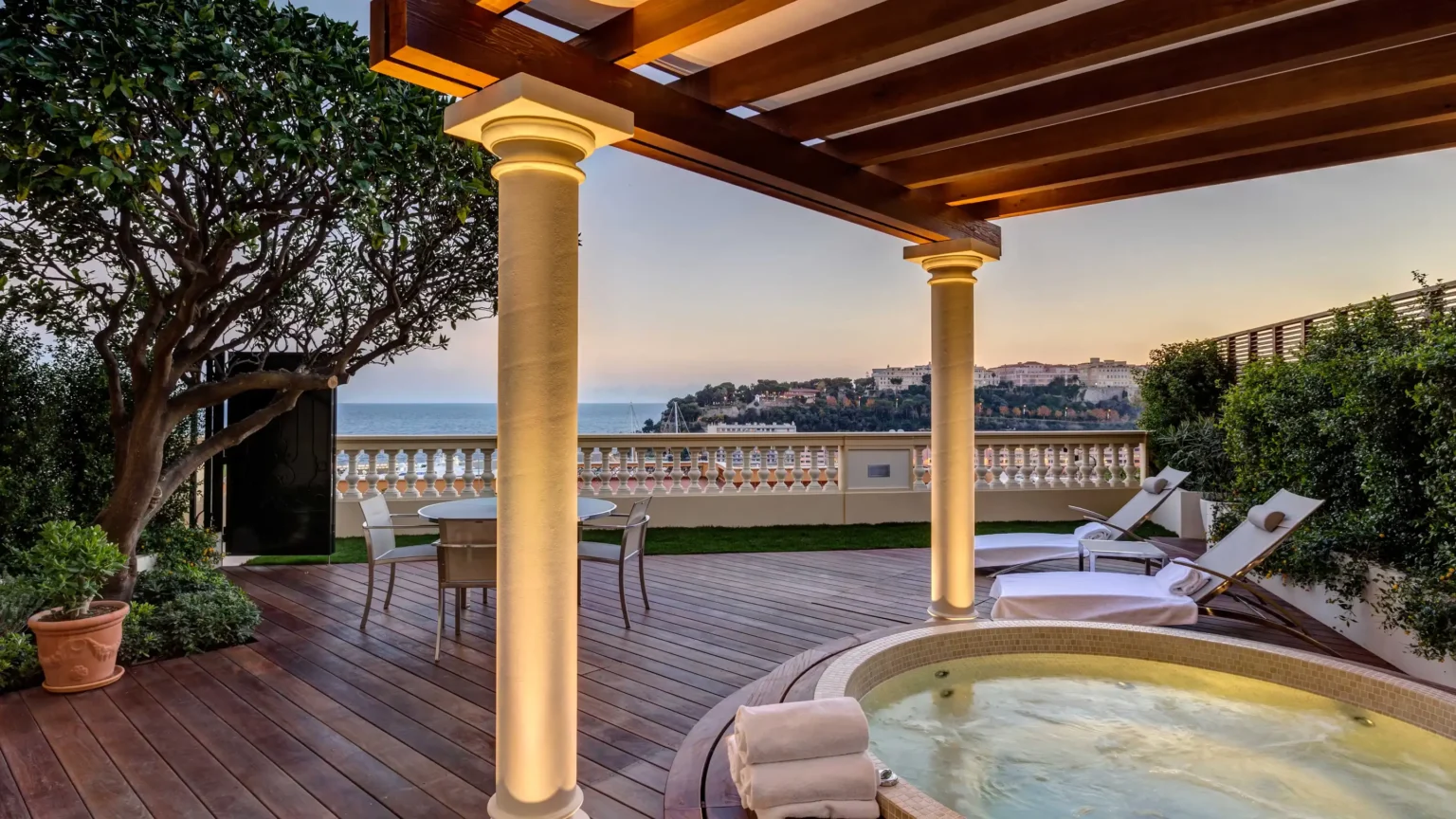 jacuzzi na zewnątrz zadaszone na tarasie z widokiem na morze