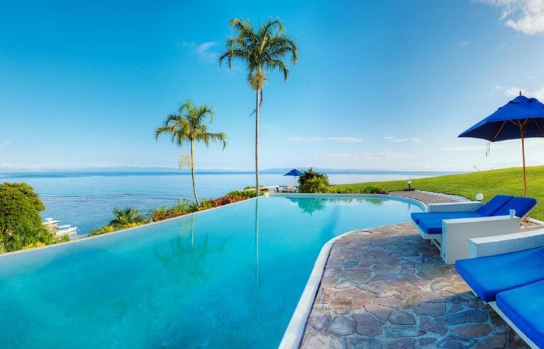 zdjecie przedstawia basen zewnętrzny z widokiem na rozległy ocean w taveuni island resort & spa