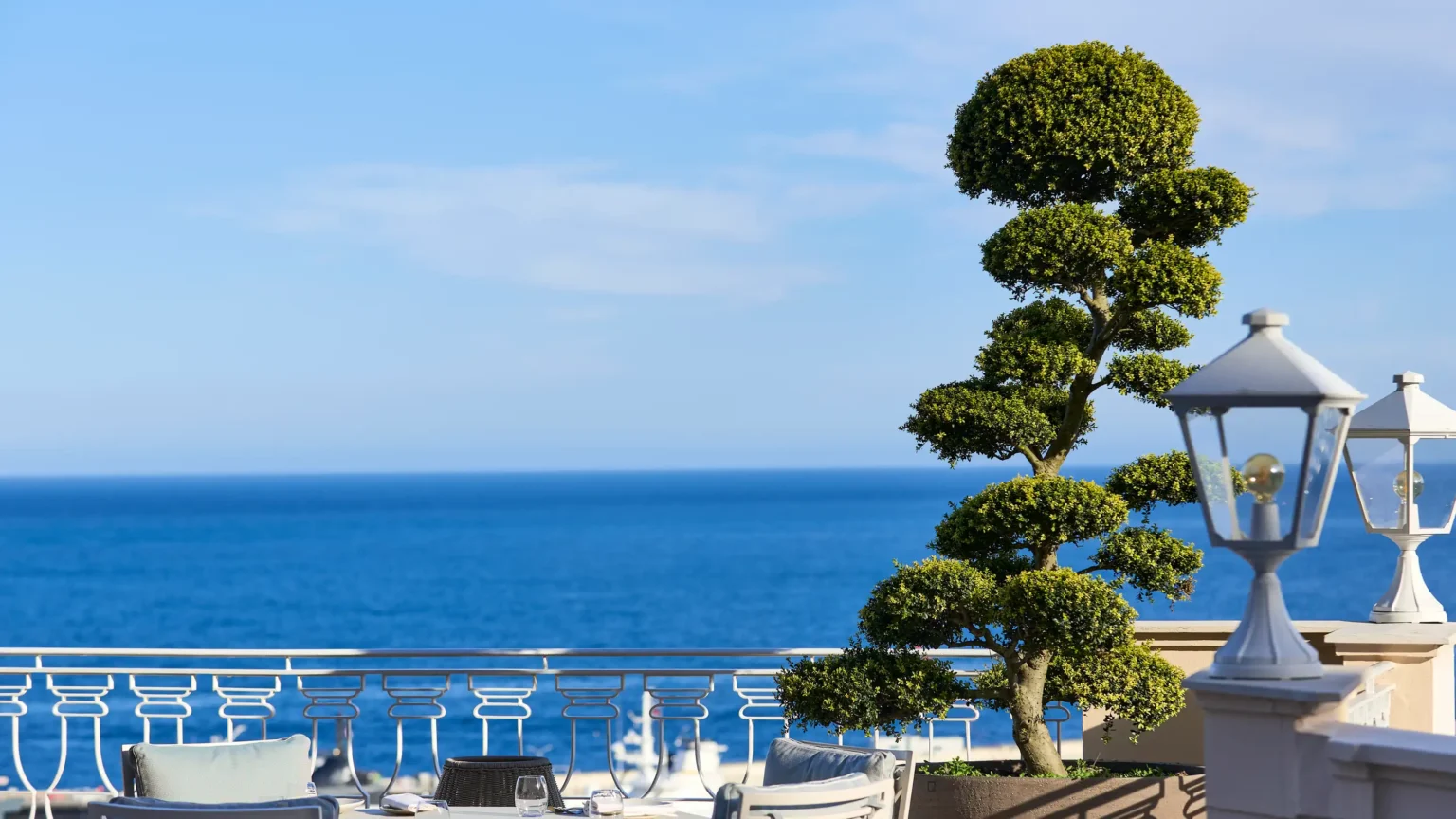 widok na ocean z balkonu i tarasu hotelowego