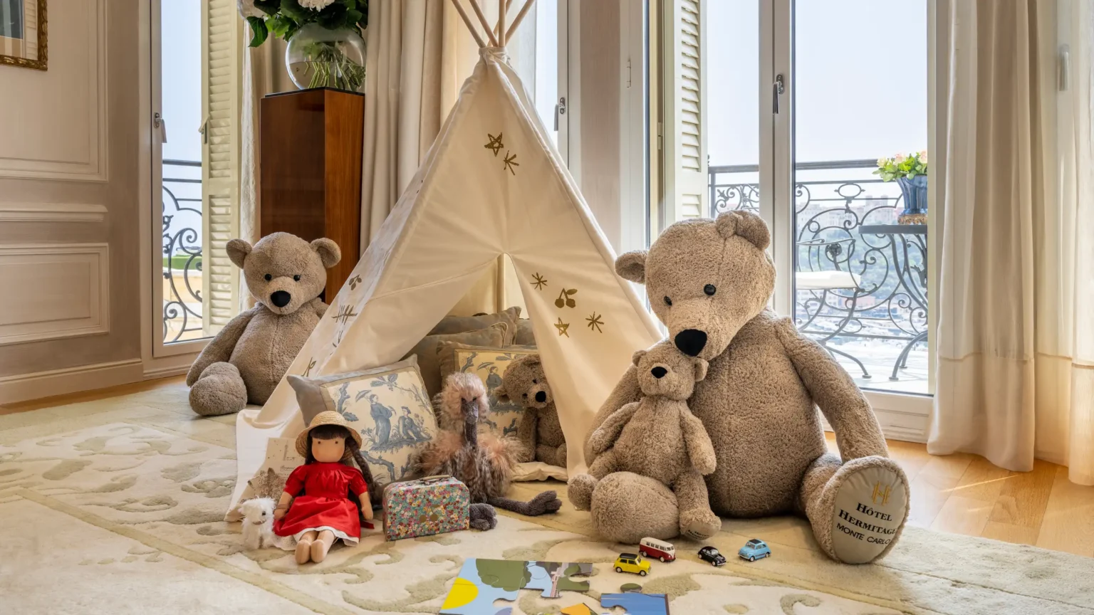pokój dziecięcy z misiami pluszowymi i namiotem