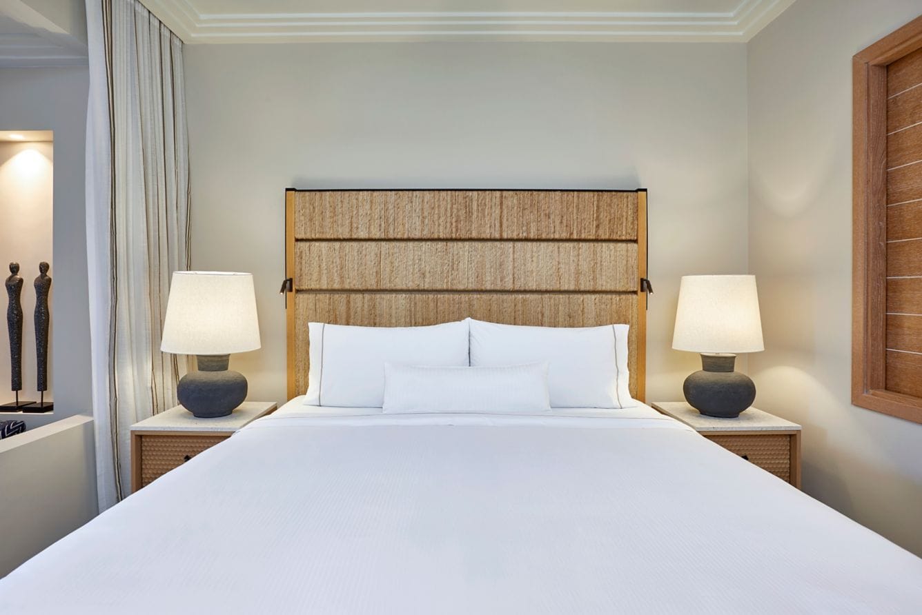 the westin costa navarino superior room sypialnia