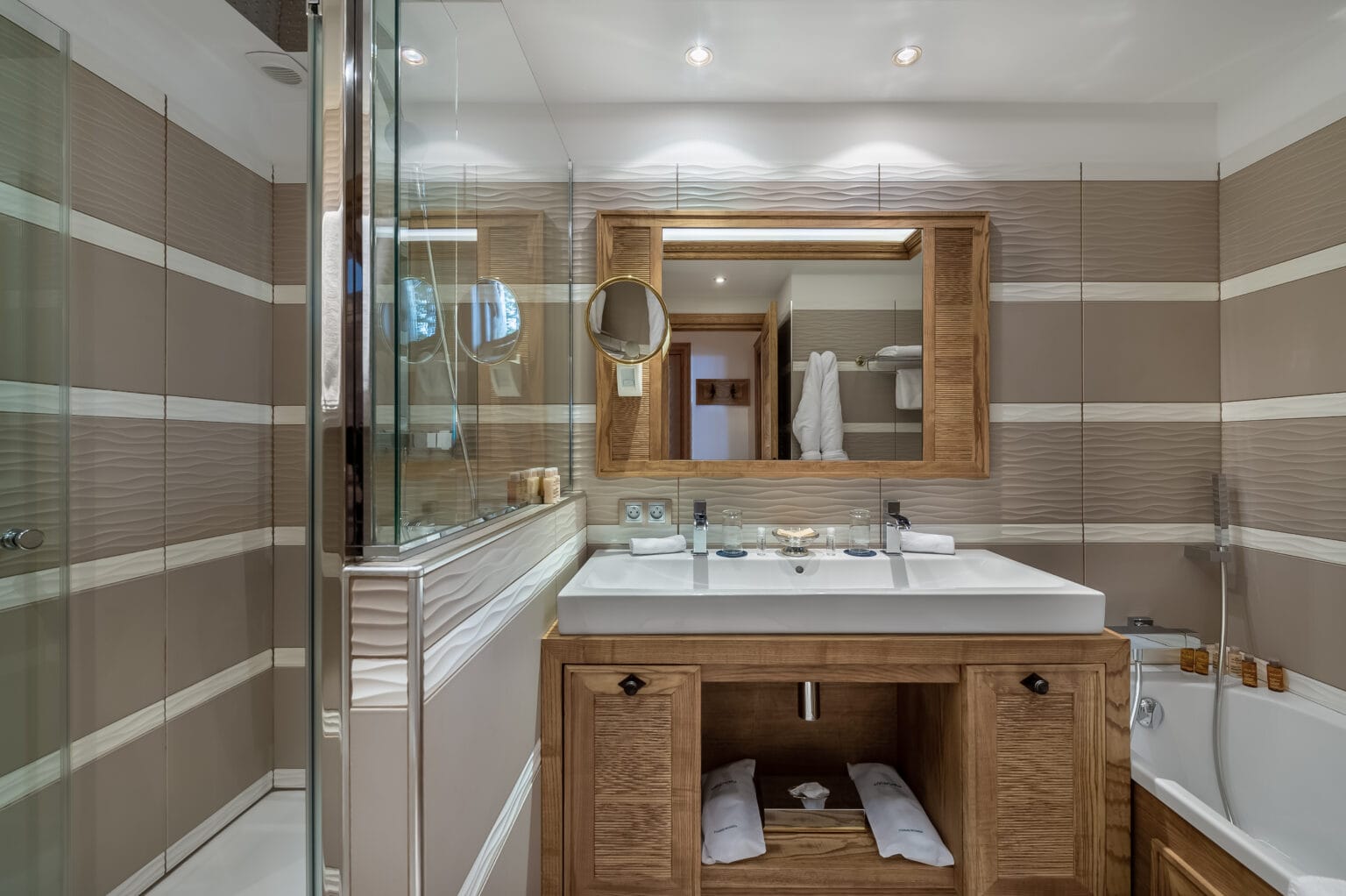 11 CHAMBRE SDB HOTEL ANNAPURNA COURCHEVEL