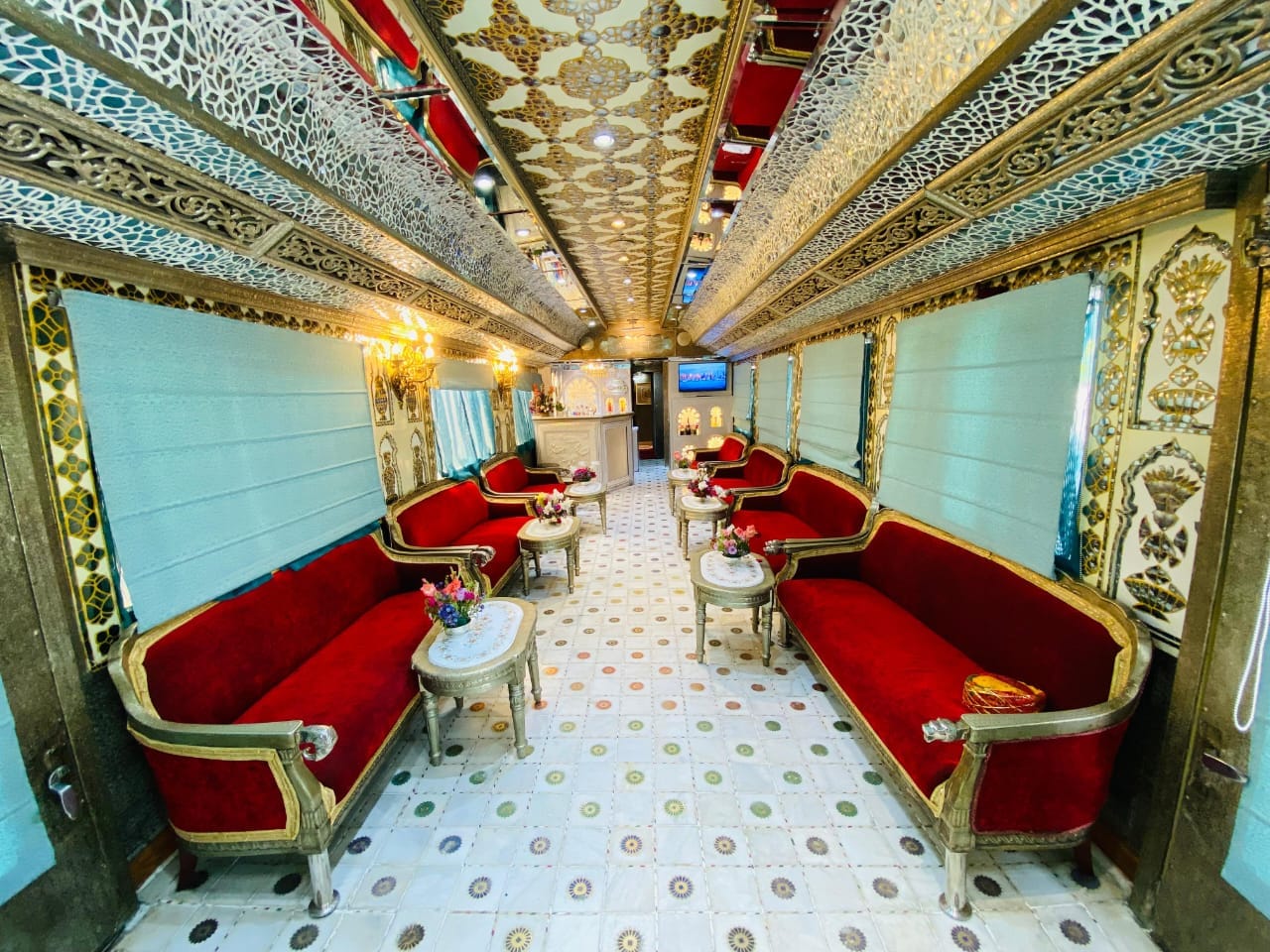 palace on wheels lounge