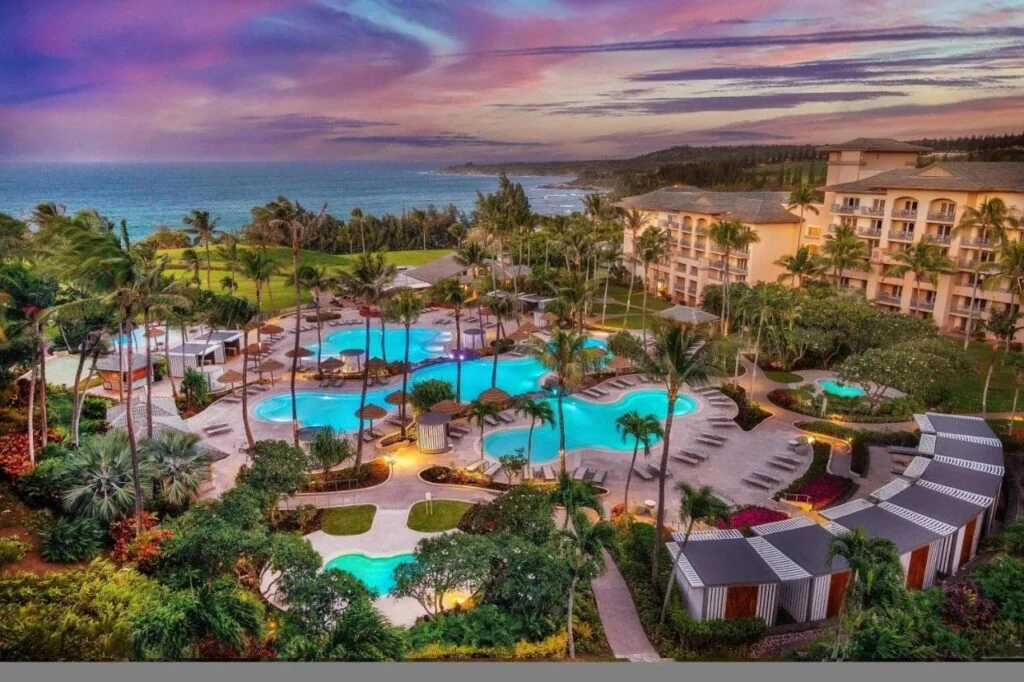 Вид на отель Ritz-Carlton, Капалуа с высоты птичьего полета на закате.