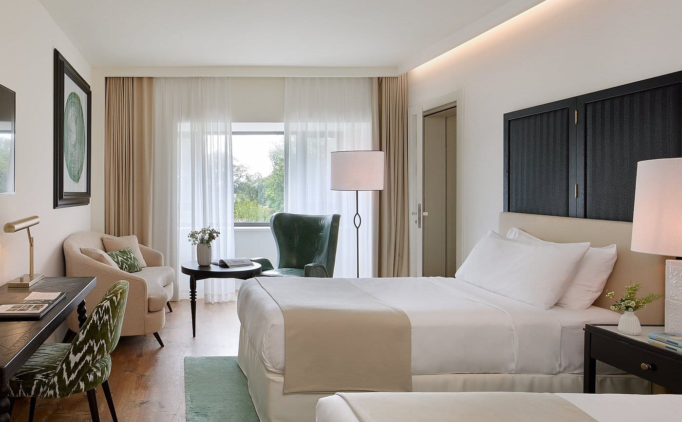 camiral golf & wellness family room