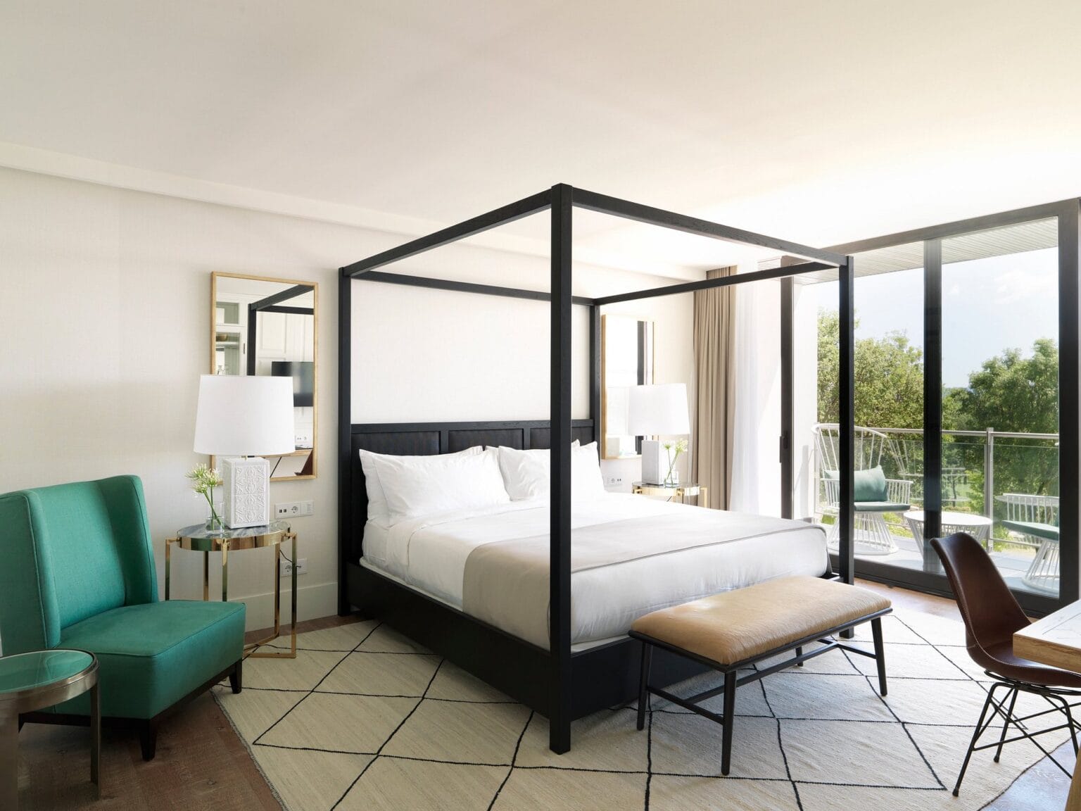 camiral golf & wellness junior suite sypialnia