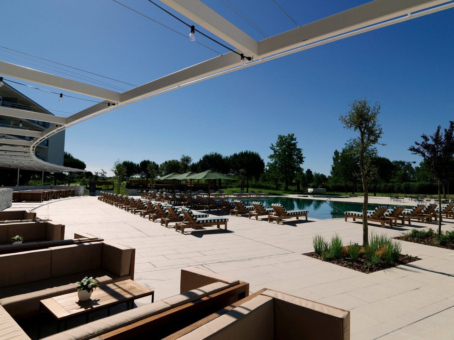 camiral golf & wellness taras przy basenie