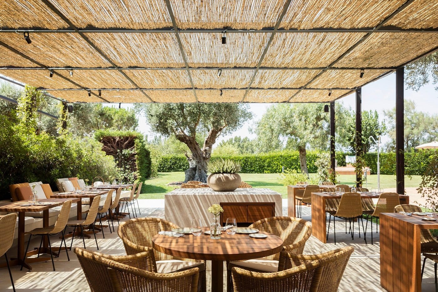 hotel peralada wine spa & golf restauracja na zewnątrz