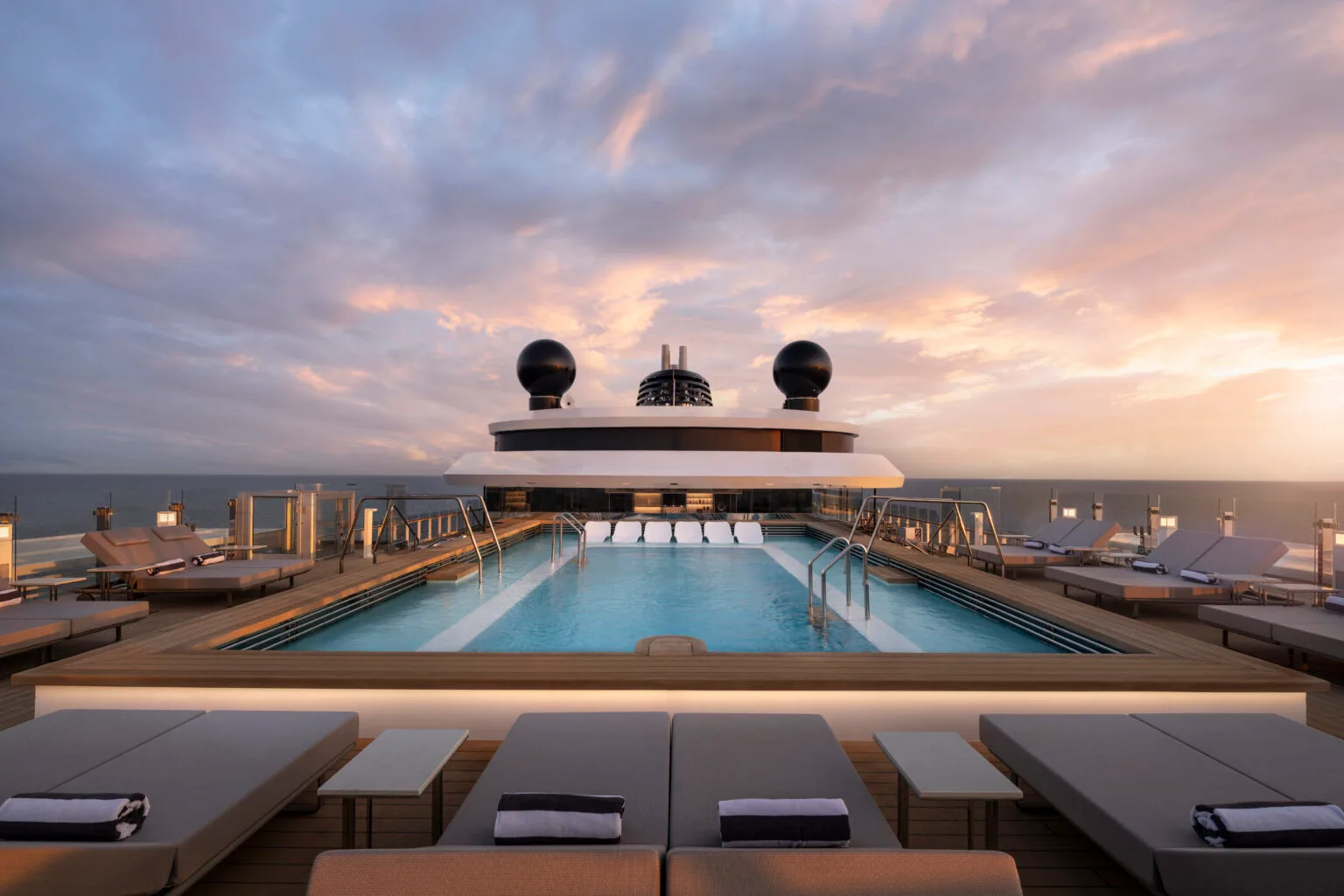 il 2024 deck 10 pool 001