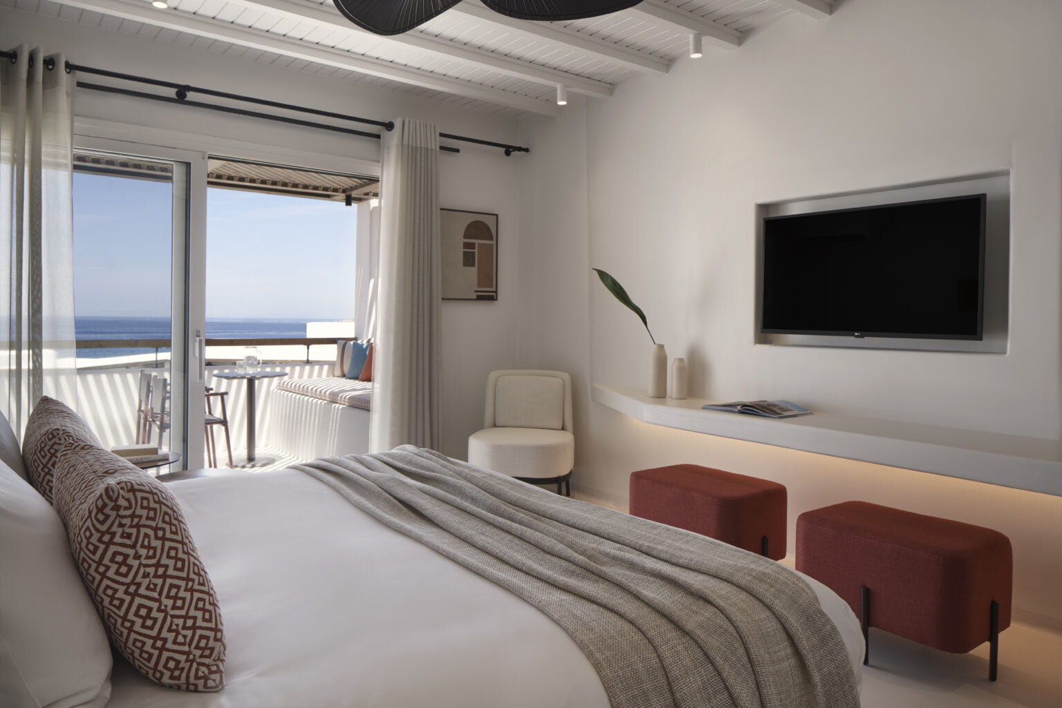 Andronis Minois, Parasporos Beach przestrzeń sypialni w jasnych kolorach i jasnym drewnie - nowoczesny styl