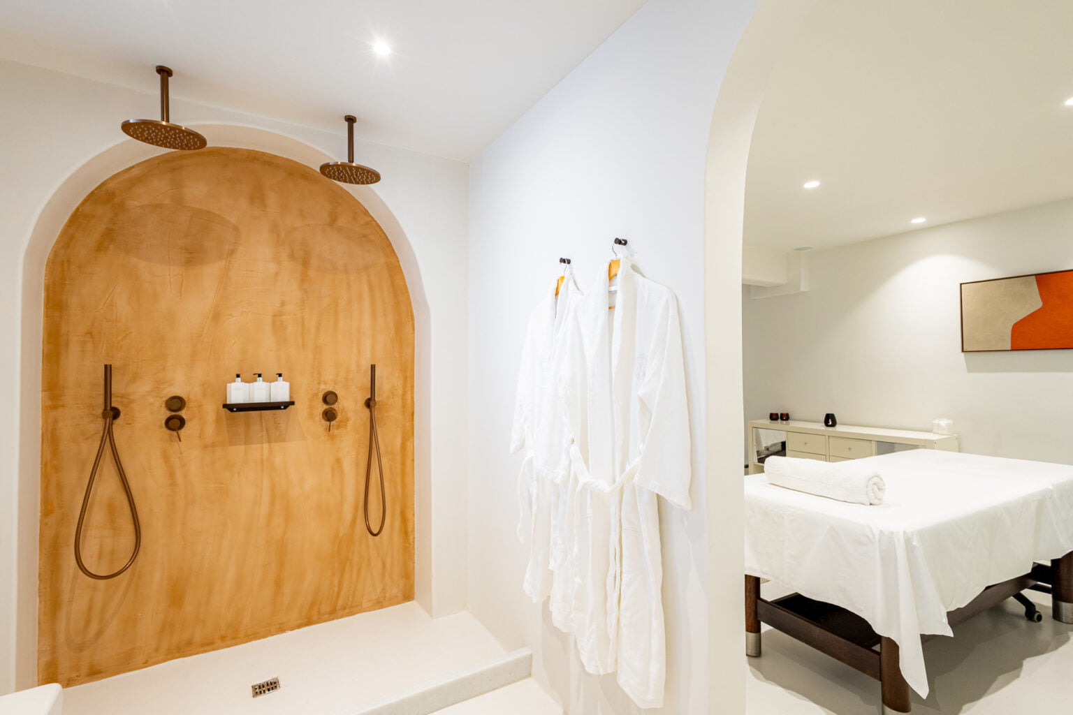 Andronis Minois, Parasporos Beach łazienka w nowoczesnym stylu w odcieniach drewna i bieli