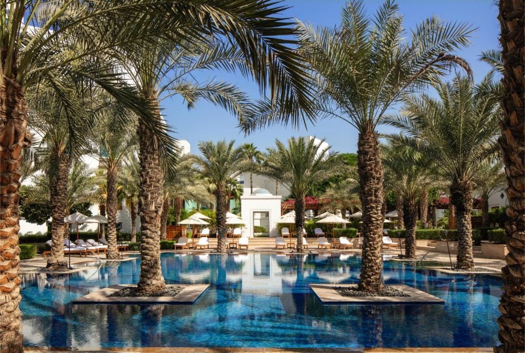park hyatt dubai baseny zewnętrzne w otoczeniu palm