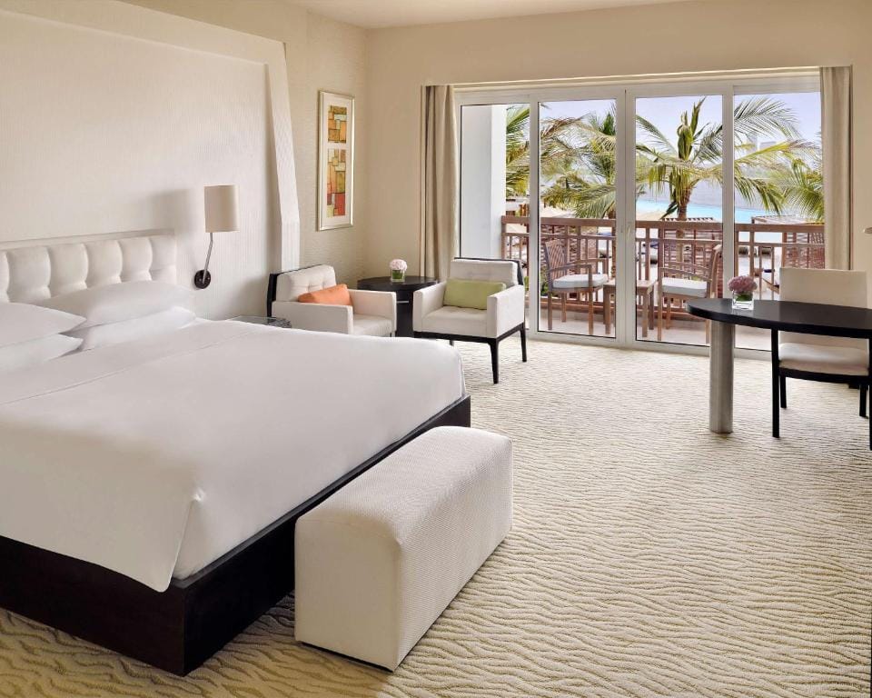 park hyatt dubai duża sypialnia w jasnych barwach beżu i bieli z widokiem na taras i przyrodę