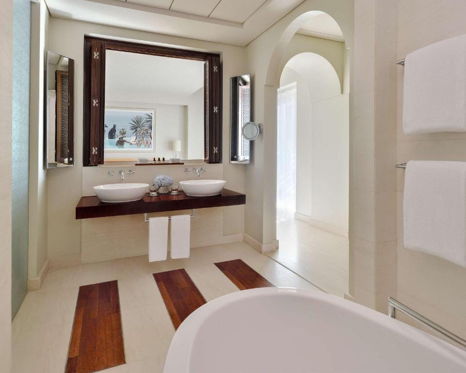 park hyatt dubai duża łazienka, wanna i podwójny zlew