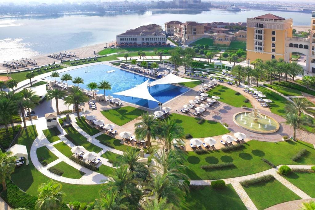 the ritz carlton abu dhabi, grand canal widok obiektu od strony leżaków i basenu