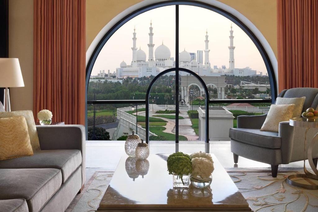 the ritz carlton abu dhabi, grand canal widok z salonu na Wielki Meczet Szejka Zajida