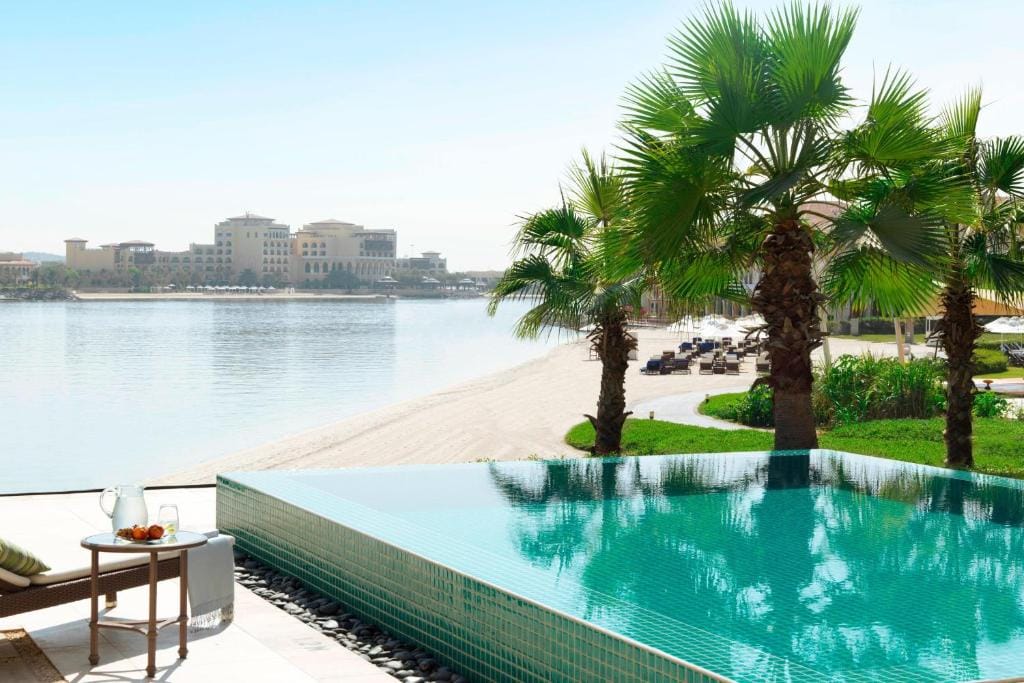 the ritz carlton abu dhabi, grand canal basen z widokiem na okolicę