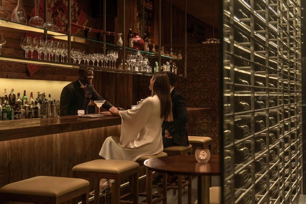 the ritz carlton abu dhabi, grand canal bar