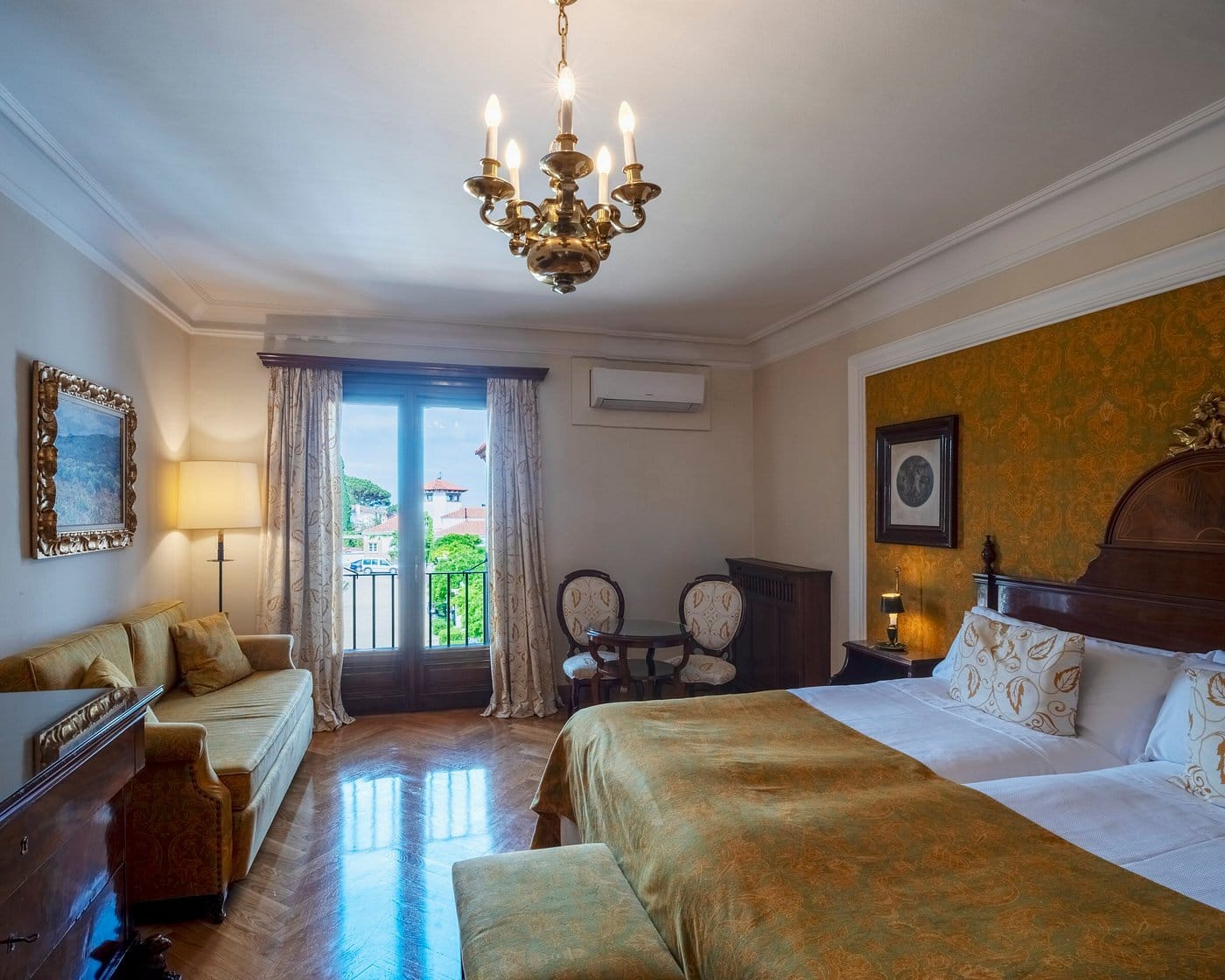 hostal de la gavina family room