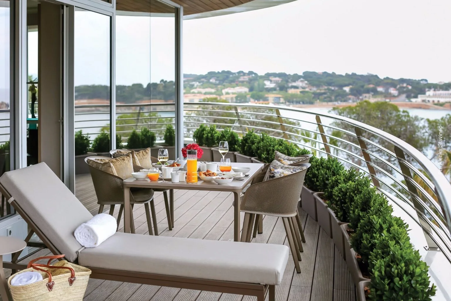 Готель та гостьові апартаменти Alàbriga з терасою