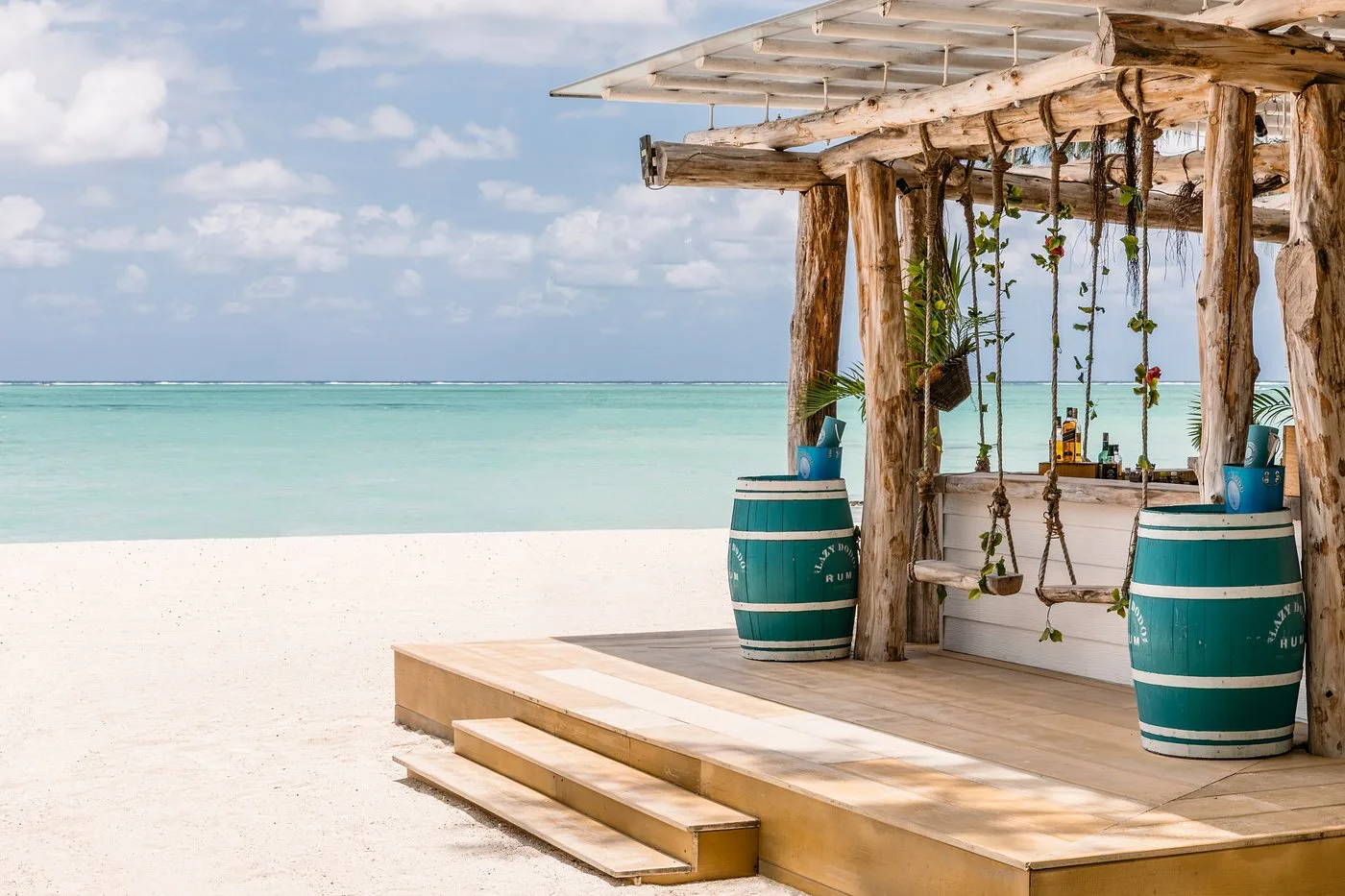 la plaz beach bar ile
