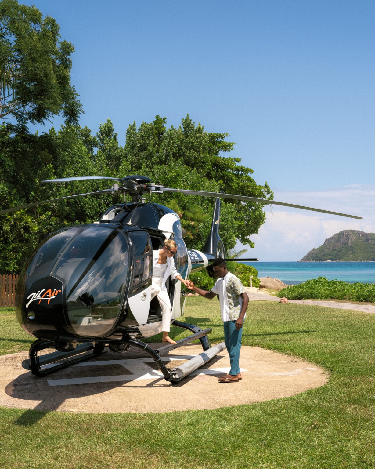 raffles seychelles a5e5 thedronebook helicopter arrival