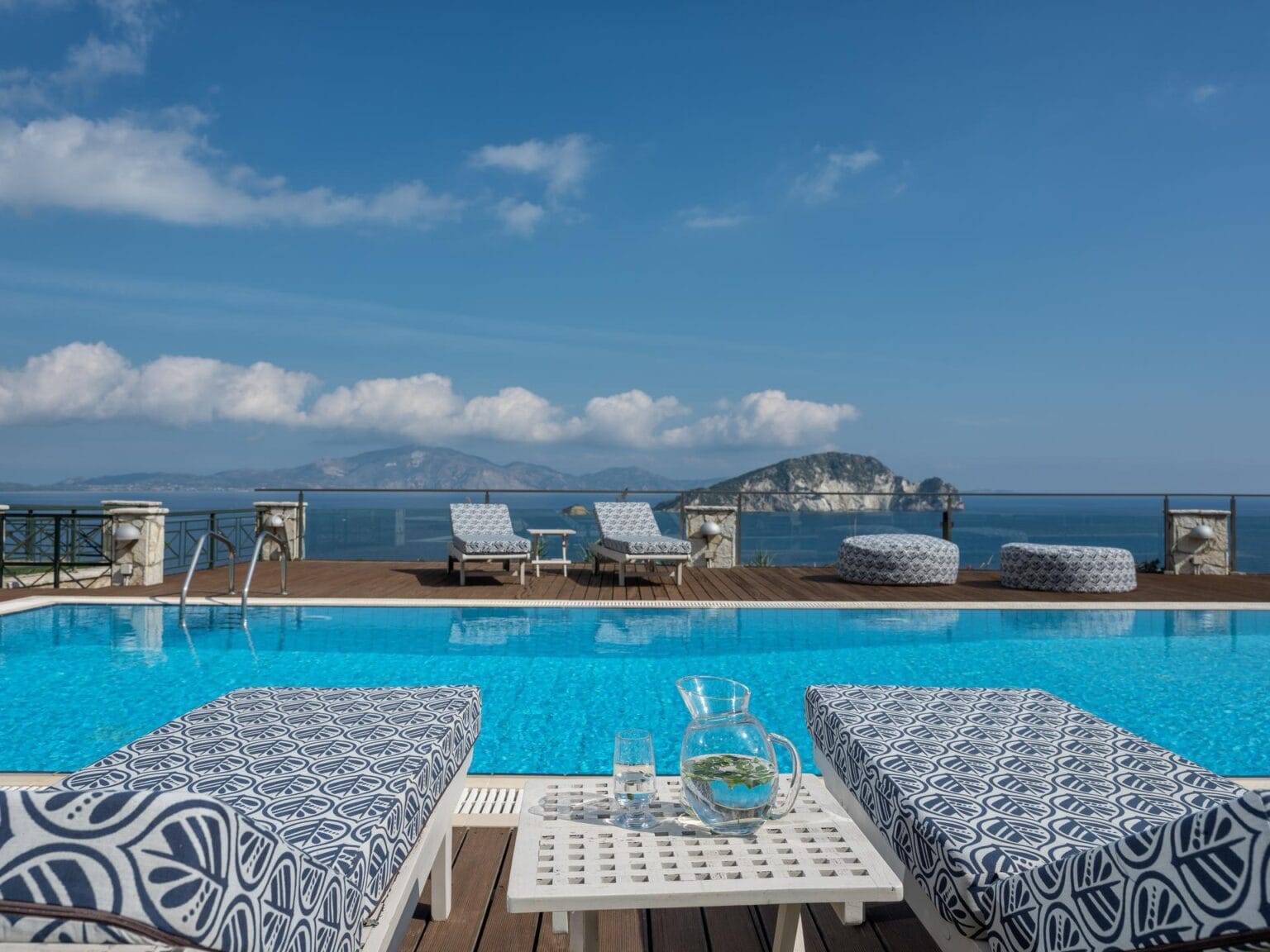 leżaki przy basenie Serenus Luxury Villa