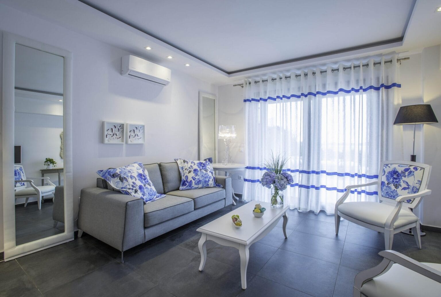 Hotel Avaton Luxury Villas Resort salon w stylu greckim - jasne pomieszczenie z akcentem błękitu