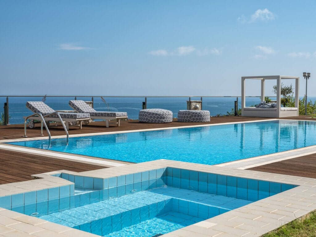 basen z widokiem na morze Serenus Luxury Villa