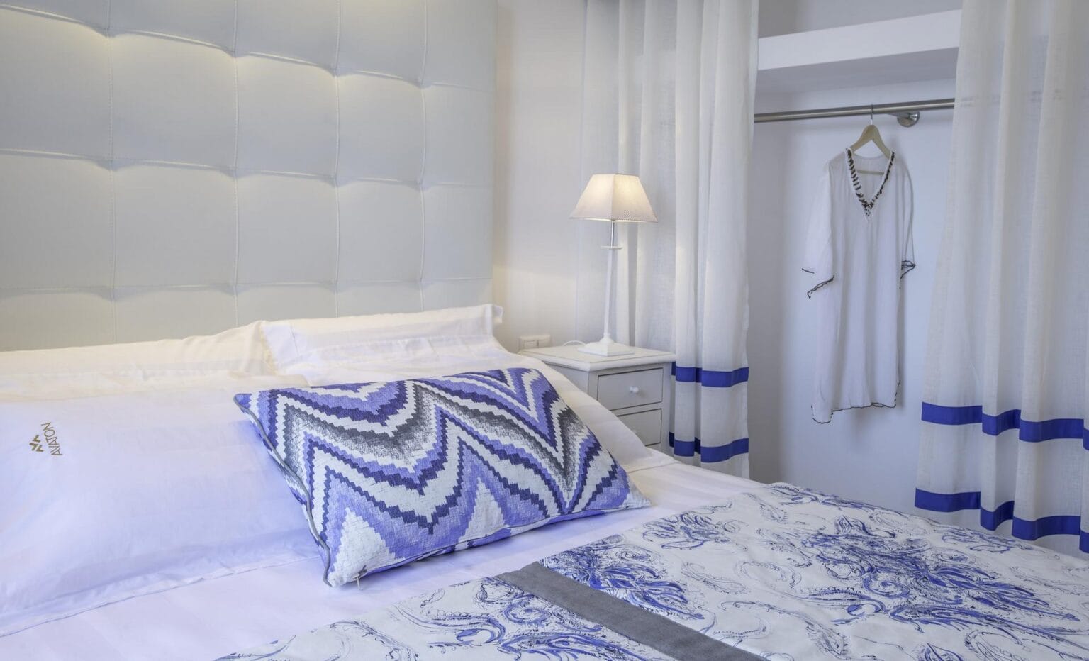 Hotel Avaton Luxury Villas Resort sypialnia z akcentem błękitu