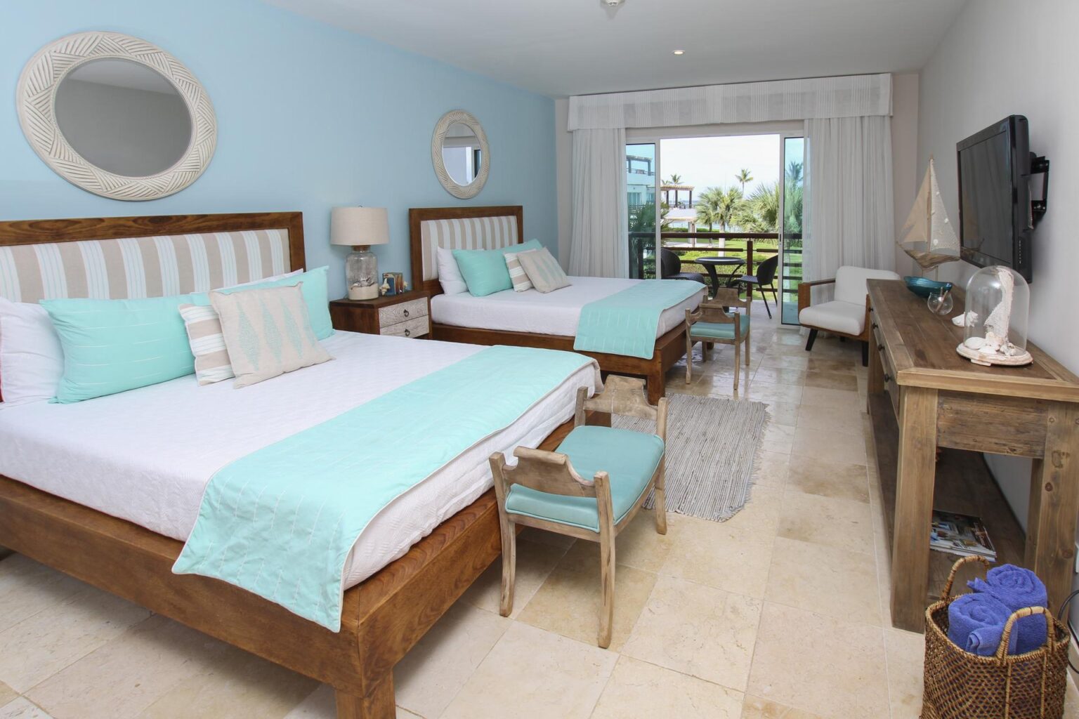 sypialnia z drewnianym łóżkiem Serenus Luxury Villa