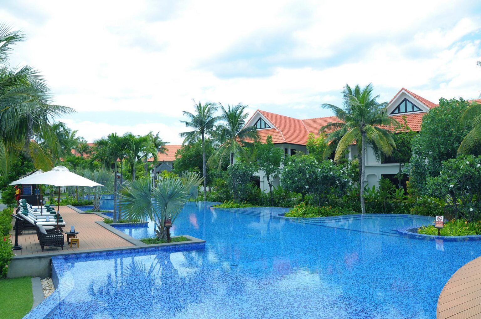 02.-Vietnam_Danang_Furama_Villas_Central_Pool.jpg