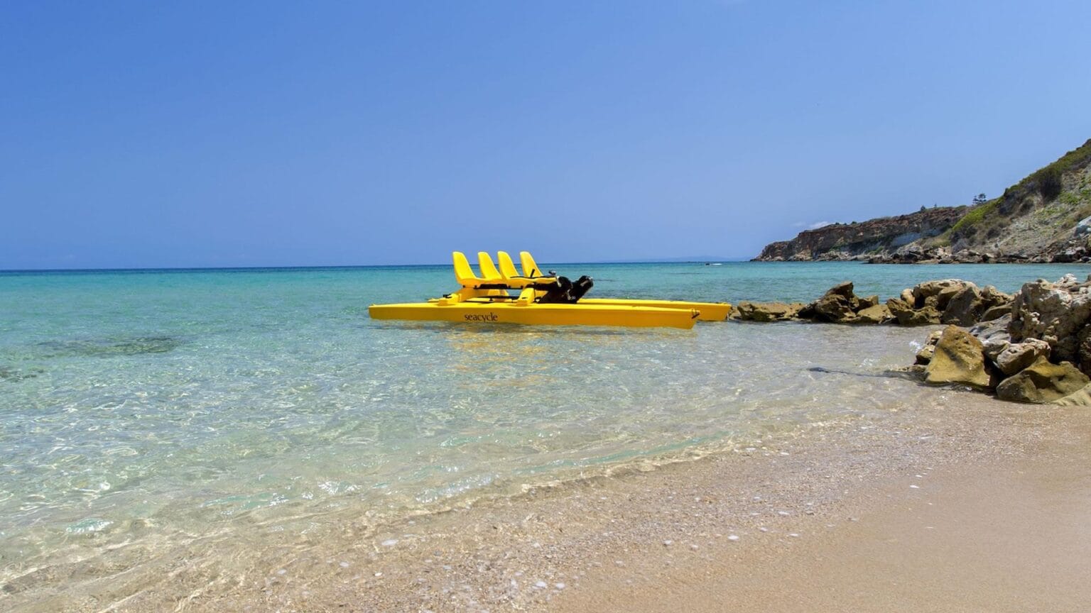 żółta łódź turystyczna na plaży w grecji
