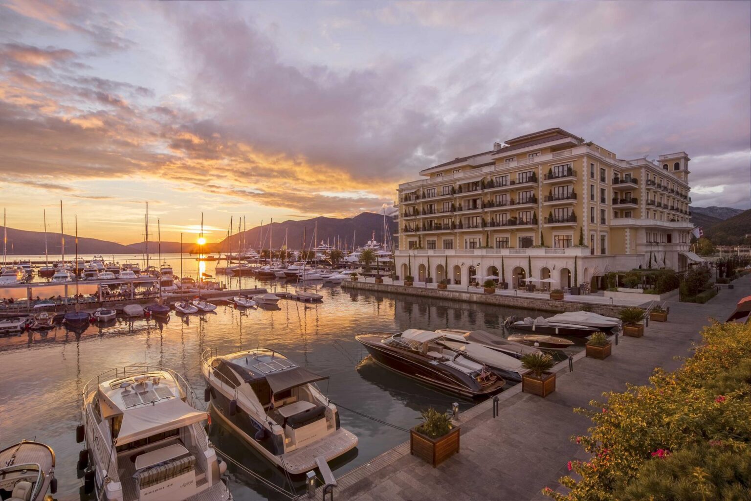 10_Exterior-shot-of-Hotel_e.jpg