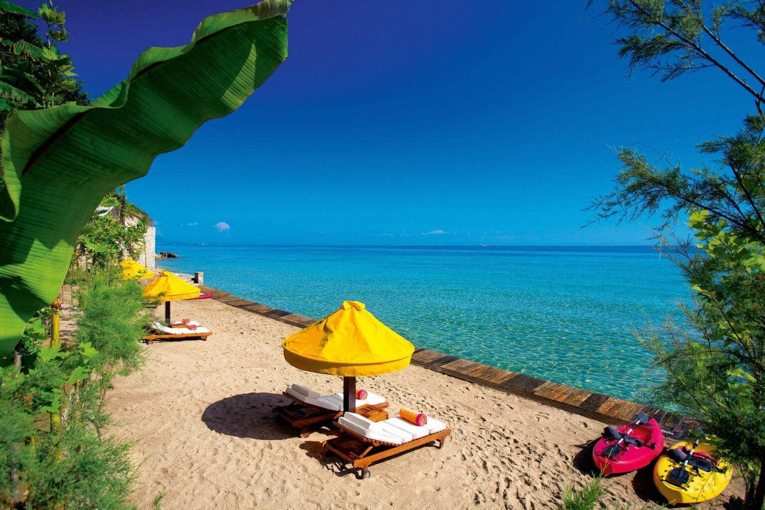 żółty parasol na plaży w grecji