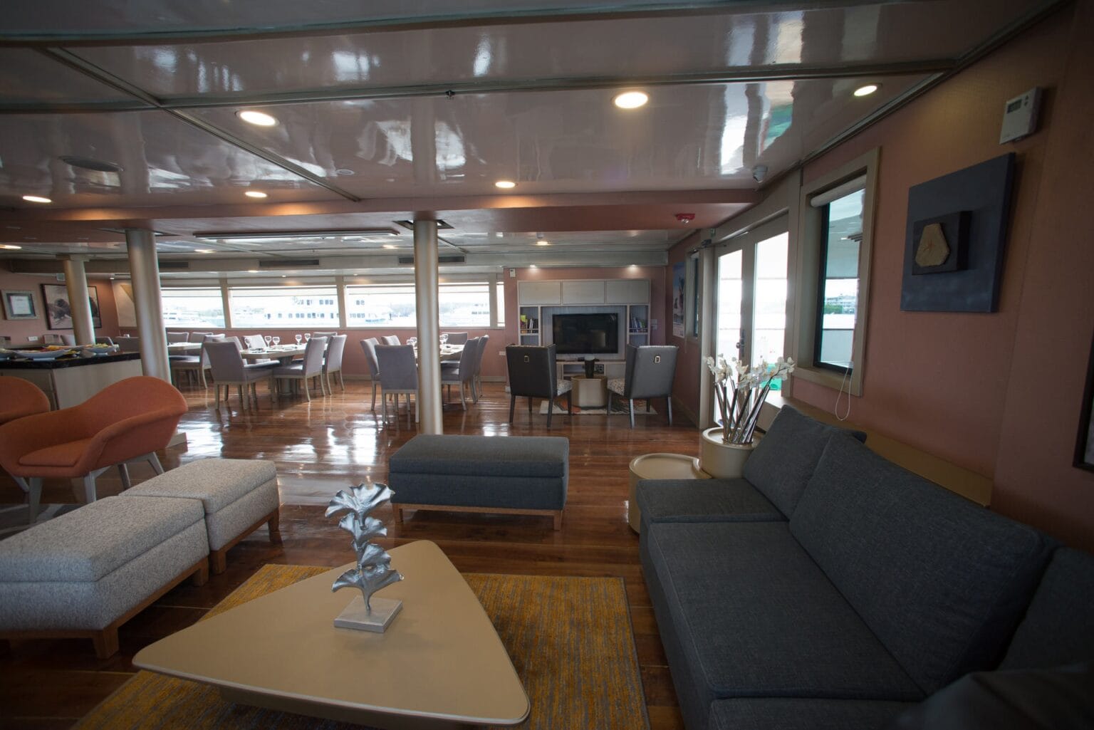 2-Sea-Star-lounge-and-dinning-area-6.jpg
