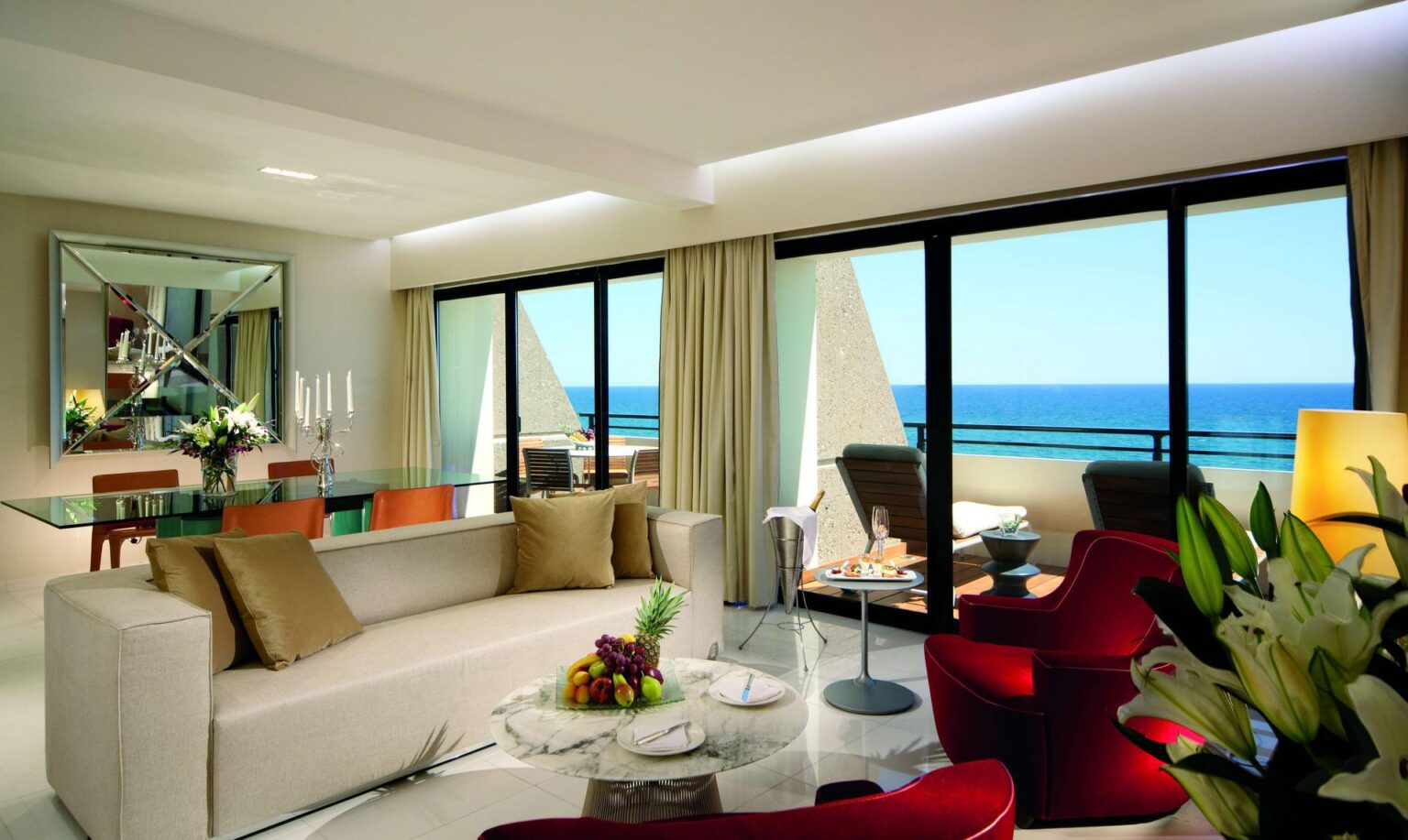 stół jadalniany z widokiem na morze i wyjściem na taras Amathus Beach Hotel