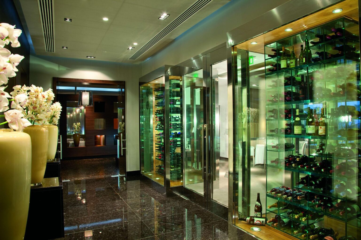 Wnętrze restauracji Amathus Beach Hotel