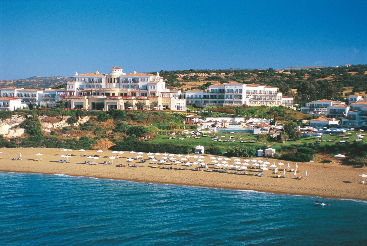 widok na Anassa Hotel z morza