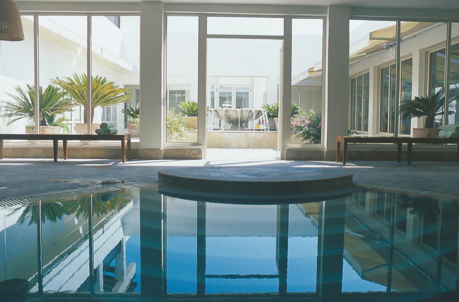 basen wewnętrzny z możliwością wyjścia na taras Anassa Hotel