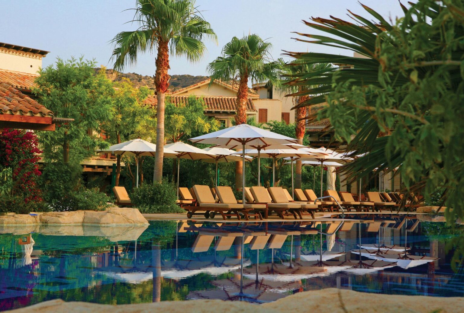 basen zewnętrzny widok na palmy i leżaki Columbia Beach Resort Cyprus