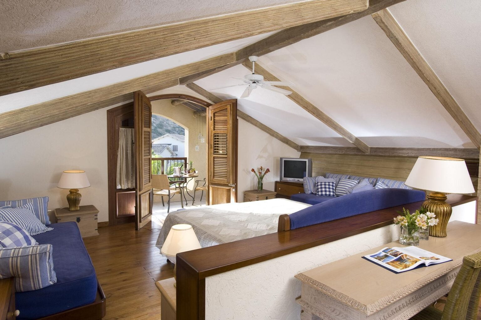 sypialnia i strefa wypoczynku Columbia Beach Resort Cyprus