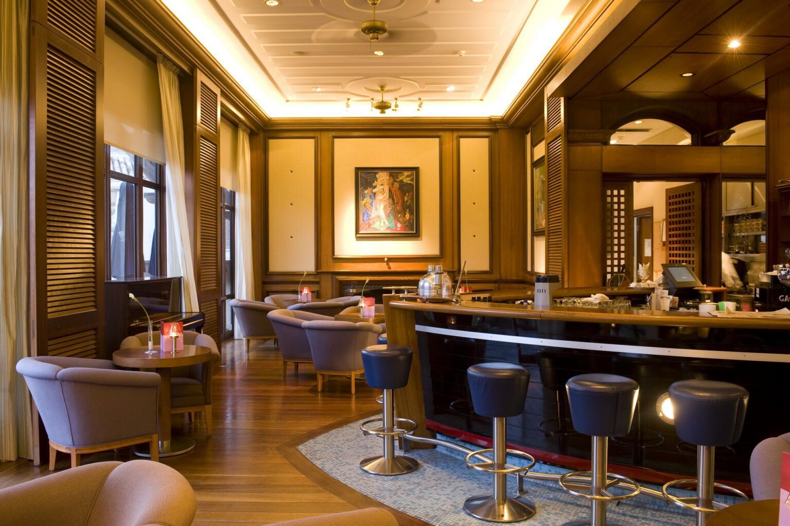 elegancko urządzony bar w drewnianym odcieniu Columbia Beach Resort Cyprus