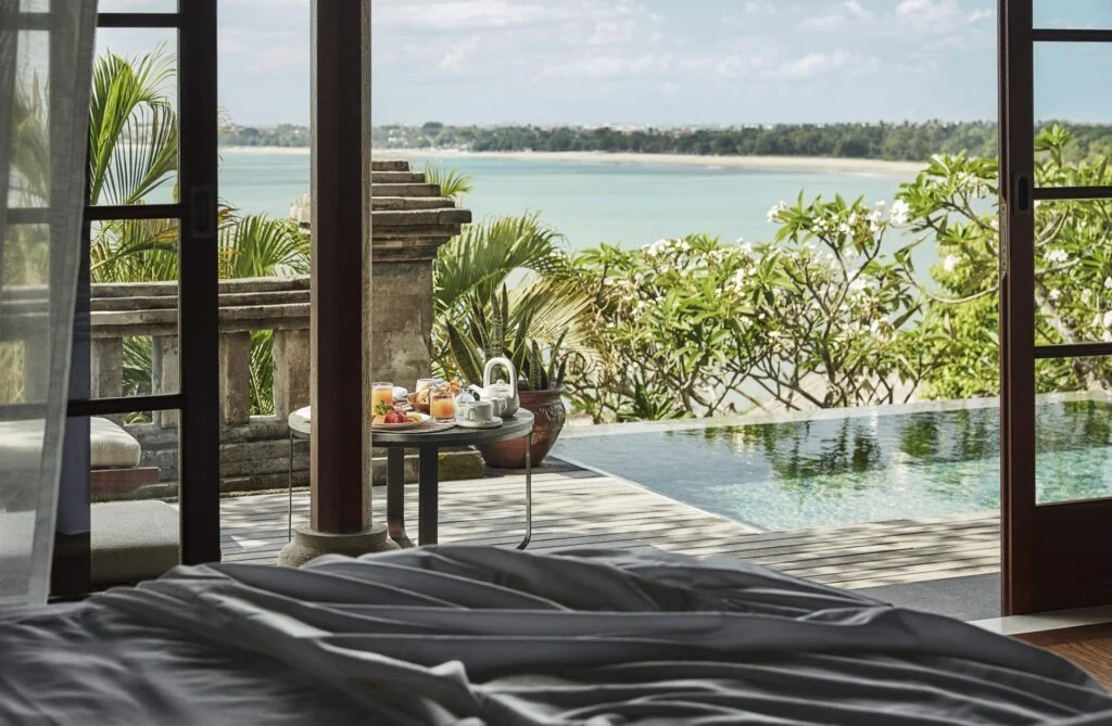 Курорт Four Seasons Resort Bali в бухте Джимбаран, Джимбаран, Бали, Индонезия. Откройте для себя роскошный курорт Four Seasons Resort Bali в бухте Джимбаран. Насладитесь широким выбором кулинарных изысков и мастер-классами по балийской кухне. Развлечения, которые помогут вам организовать время на Бали. Отдых в курортном отеле Four Seasons Resort Bali в бухте Джимбаран.