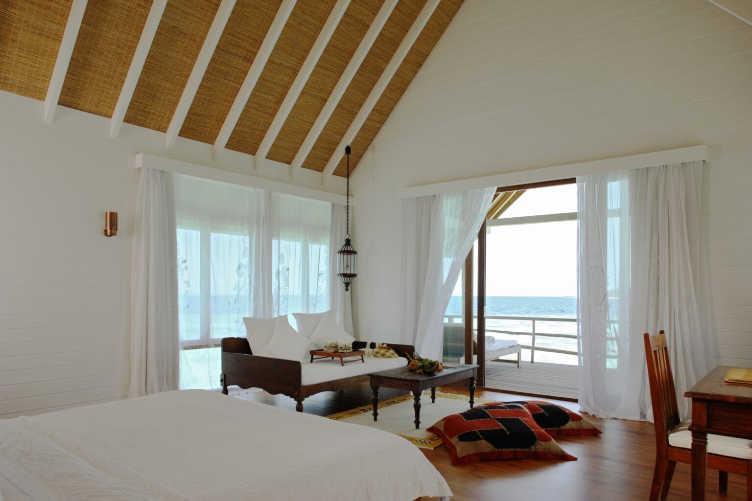 44153360-H1-COMO_Sunset_Villa_Bedroom.jpg