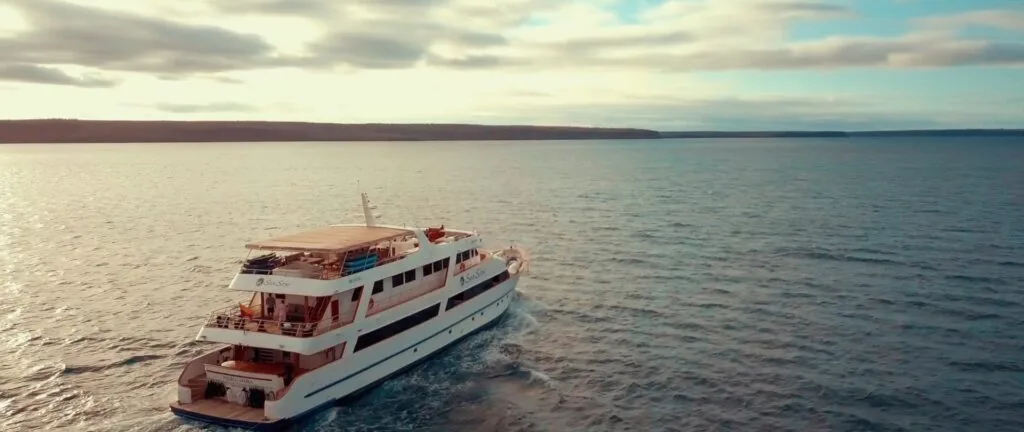 Круиз на яхте Sea Star Journey по Галапагосским островам – откройте для себя острова с борта яхты, туры по Галапагосам – активная программа и разнообразные маршруты, яхта Sea Star Journey – комфорт и уютная атмосфера, гиды и опыт – познакомьтесь с Галапагосами изнутри, кухня яхты – местные блюда и свежие продукты, свободное время и удобства на борту, экологичный подход – защита природы Галапагосов, каюты на яхте – комфортный отдых в море, типы кают – адаптируйте свое пребывание к вашим потребностям, развлечения на борту и во время круиза.